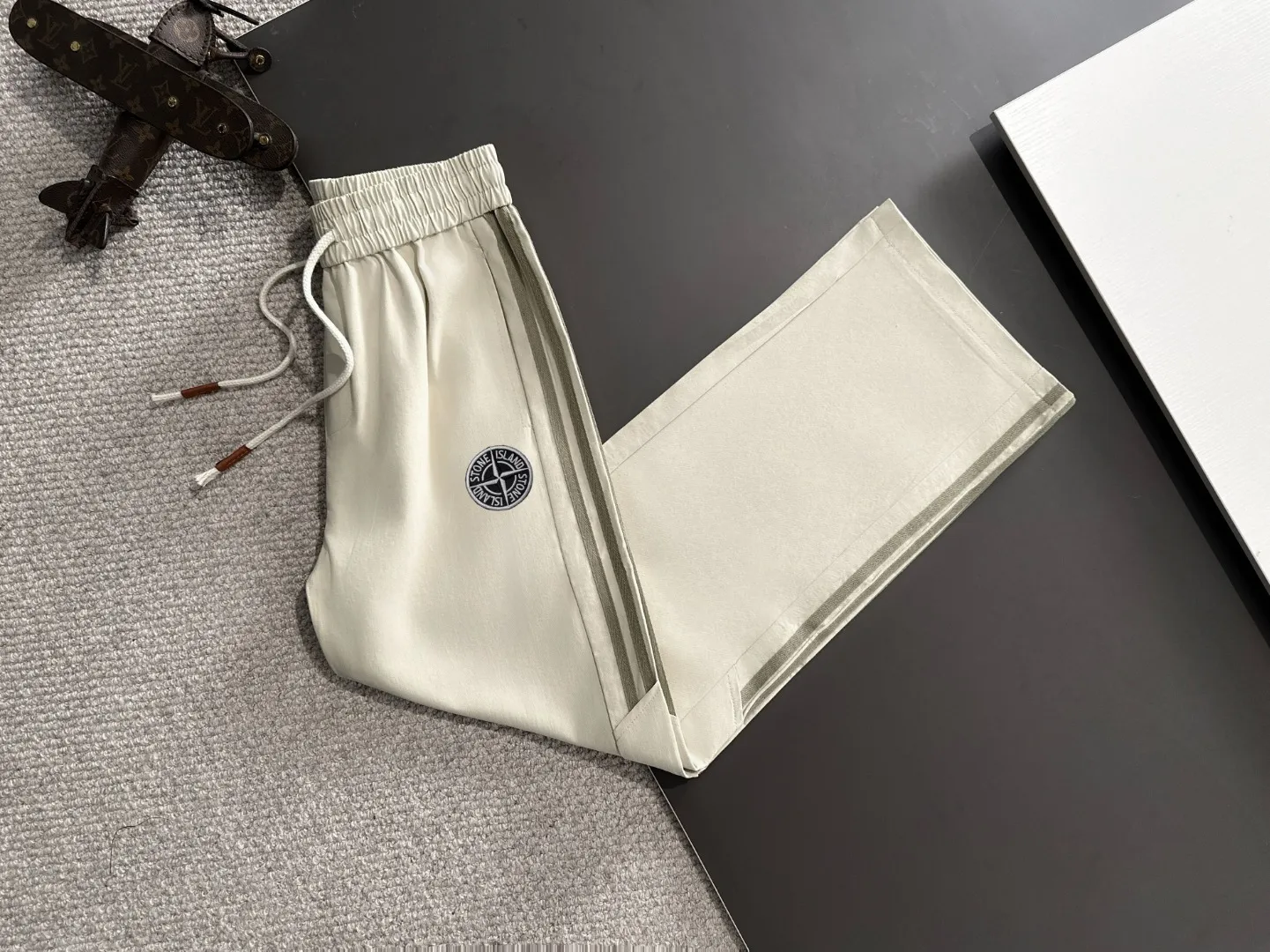 🅿️400 next day shipping Stone Island 2025 spring and summer new elastic band casual pants, thin counter custom fabrics, high breathability and comfort, impeccable details, brand element design concept, reflecting high quality. It feels delicate and soft! It presents a casual cut and the upper body shape is great! Size: M-3XL